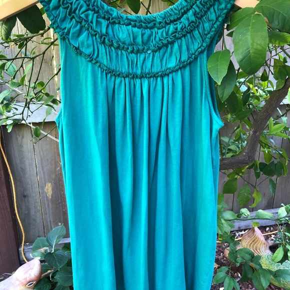 Green Flowy Sleeveless Tee - Picture 2 of 7